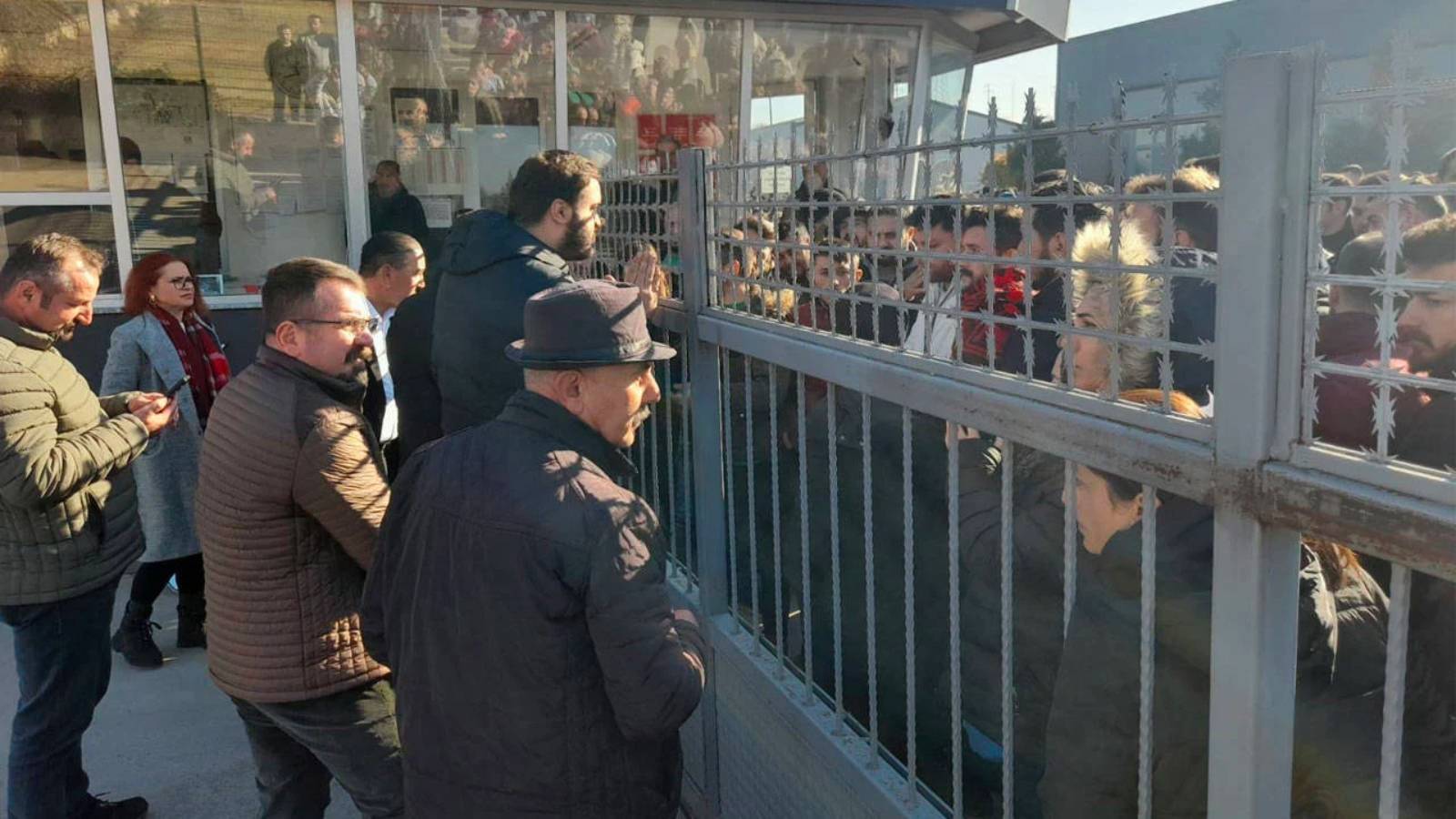 Maaşları altı aydır ödenmeyen işçilerden iş bırakma eylemi!