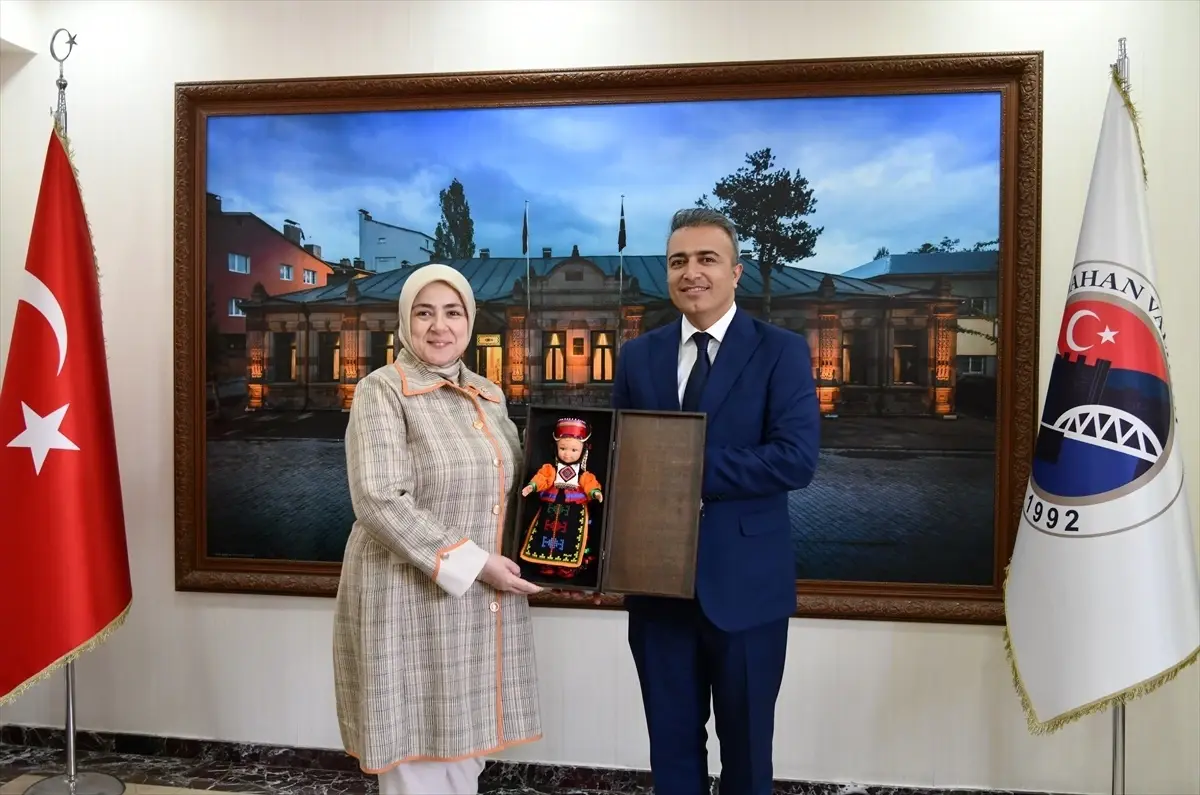 tugba-isik-ercan-ardahanda-ziyaretler-gerceklestirdi-DZ8LA8jv.jpg