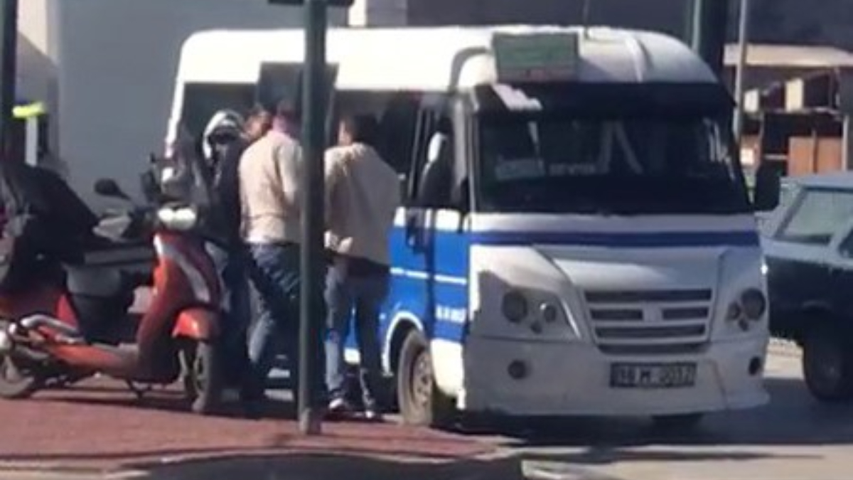 bursada minibus soforu ile motokurye birbirine girdi o anlar kamerada 9iXWK3d1.jpg