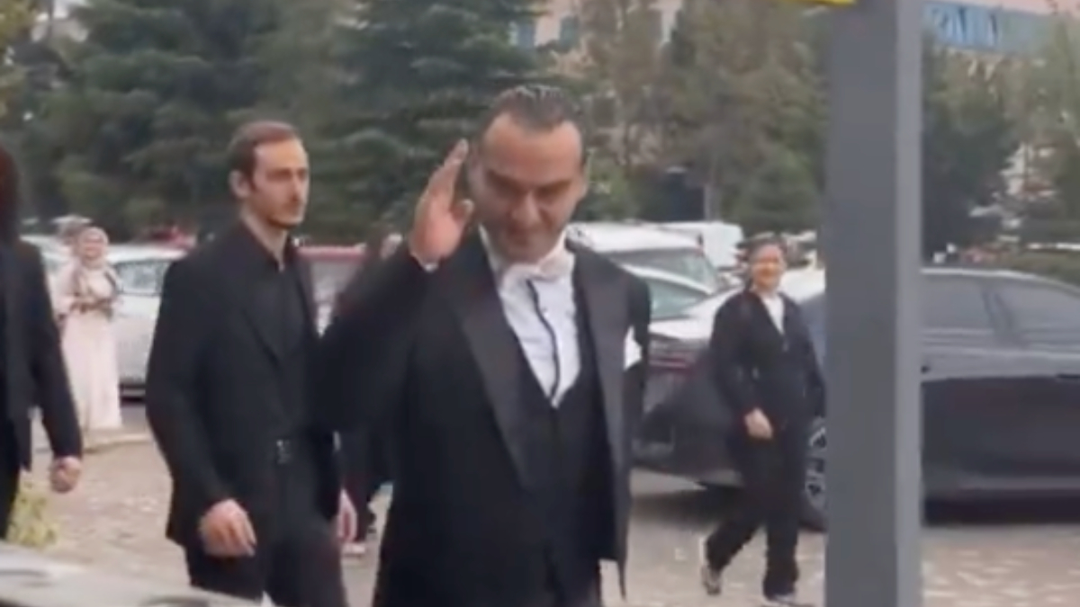 kocaelide ataturk makyaji yapilmis kisiye denk gelen genc oha ataturk geciyor gpCSie1I.jpg