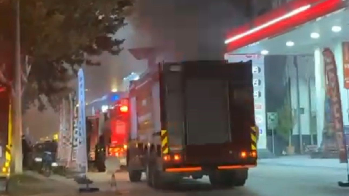 bursada sanayi sitesinde yangin benzin istasyonuna sicramadan sonduruldu 1ADanbl3.jpg