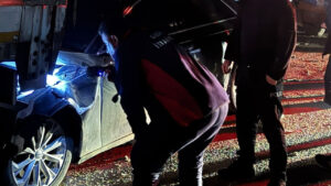 cizrede-iki-tir-arasinda-sikisan-otomobil-kagit-gibi-ezildi-1-yarali-AidADQie