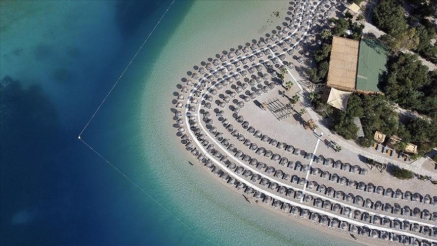 Türkiye’nin Mavi Bayraklı Plaj Sayısı 580’e Ulaştı: Akdeniz’deki Mavi Rekabette Zirveye Oynuyor